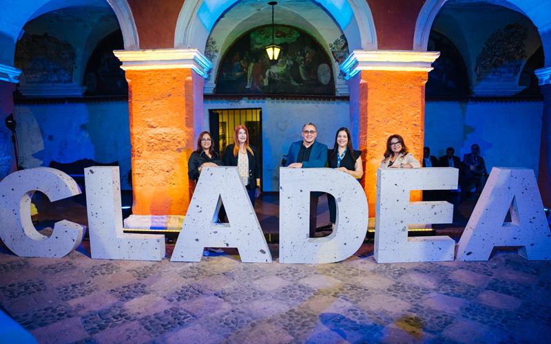 Facultad posando al lado de letras CLADEA - Faculty members posing behind CLADEA letters